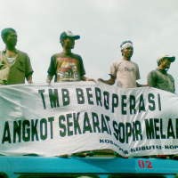 TMB Tetap Beroperasi, Sopir Angkot Ancam Class Action