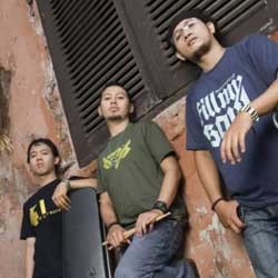 Nami, Band Yang Diawaki Mantan Paranormal