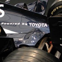 Raungan Mesin Mobil F1 di Mal