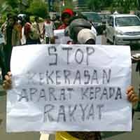 Demo Tolak UU BHP, Mahasiswa Bakar Ban Bekas