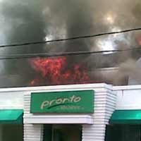 Kepanikan Warga di Tengah Terbakarnya Restoran Pronto