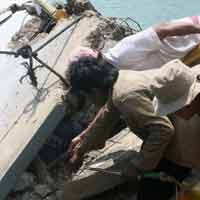 Dermaga Kalianget Sumenep Runtuh, 1 Orang Terjepit