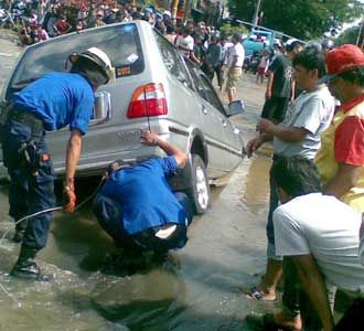 Jalan Ambles Kijang Terperosok