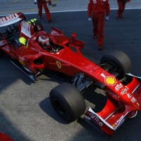 Toyota di Belakang Ferrari