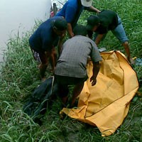 Mayat Tanpa Identitas Tersangkut di Bawah Jembatan