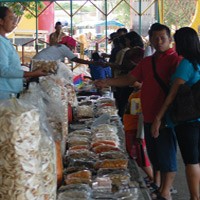 Pengunjung Paris Membludak