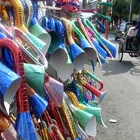 Jelang Tahun Baru, Penjual Terompet dan Mercon Menjamur