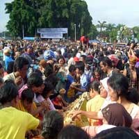 Demi Ngalab Berkah, Warga Magetan Berebut Roti Bolu