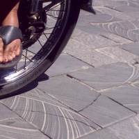 Batu Andesit Jalan Braga Bergelombang dan Pecah 