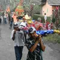 Ritual Maeso Syuroan Digelar di Tengah Guyuran Abu Semeru