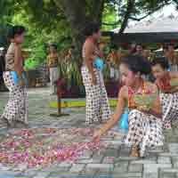 Syuroan di Kediri, Kembang Khantil Diperebutkan Demi Berkah