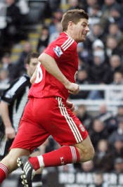 Berkelahi, Gerrard Ditahan