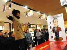 Toko Sepatu di China Berikan Diskon Bagi Pelempar Bush