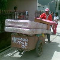 Kasur Nopriadi Dibakar Tukang Rongsokan