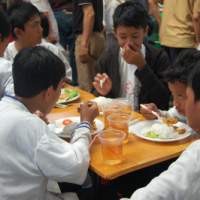 Peduli Yatim Piatu, Blogger Bandung Undang Makan Panti Asuhan