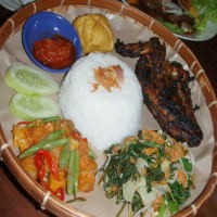 Nyam... Nyam Terpikat Nasi Joglo