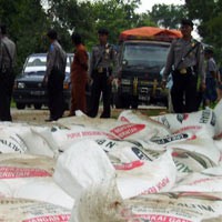 Polisi Amankan Truk Pupuk yang Terguling dari Penjarahan