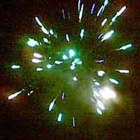 Ribuan Orang Tumplek Blek di Taman Bungkul Pesta Kembang Api