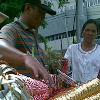 Hujan dan Satpol PP Membuat Penjual Terompet Tahun Baru Merugi