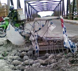 Jembatan Cilincing Ambrol Ganggu Kelancaran Truk Kontainer