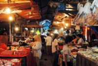 Ratusan Pedagang Cabuti Pagar Renovasi Pasar