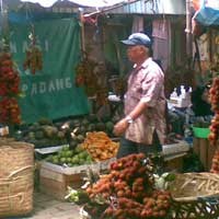 Listrik di Pasar Koja Sempat Dimatikan, Jualan Jalan Terus