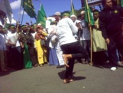 5 Pendekar Persis Unjuk Kesaktian di Depan Kedubes AS