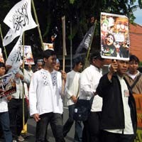 Usai Orasi di Depan Grahadi, HTI Jatim Aksi Long March