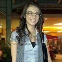 Donita Suka Mobil Kecil