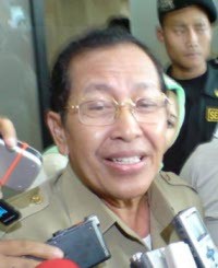 Oentarto Bawa Berkas Untuk Jerat Hari Sabarno