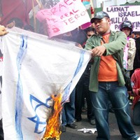 Puluhan Mahasiswa IMM Bakar Bendera Israel di Konjen AS