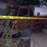 Truk Tangki Seruduk Rumah, 4 Orang Luka-luka