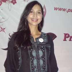 Gaya Multi Etnik Ayu Azhari 