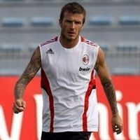 Debut Beckham Tertunda