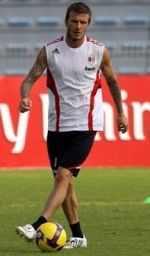 Debut Beckham Tertunda