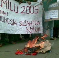 Bendera Parpol Dibakar di UIN Syarif Hidayatullah