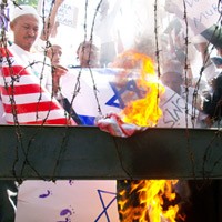 Ratusan Massa FUI Bakar Bendera Israel di Depan Konjen AS