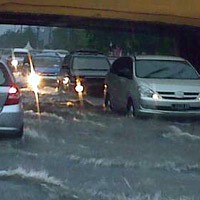 Genangan Air Dimana-mana, Jalan Darmo Macet