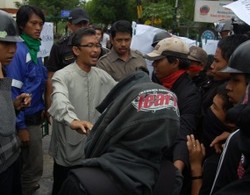 Mahasiswa PNUP Makassar  Hadang Tim Sosialisasi UU BHP 