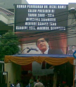 Pendukung Rizal Ramli Beraksi di Depan Rumah Perubahan 