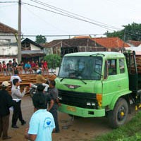 Sopir Truk Trailer Pengangkut Kayu Melarikan Diri