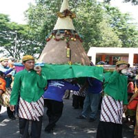 Demi Panen Melimpah, Petani Ikan Larung di Waduk Widas