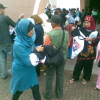 Ribuan Kaus Bergambar Rizal Ramli-Eros Djarot Dibagikan