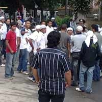 Libatkan Puluhan Preman, Kaca Mobil Pecah-pecah