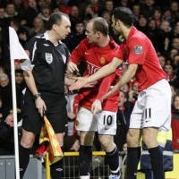 Sepak Pojok MU Lahirkan Kontroversi