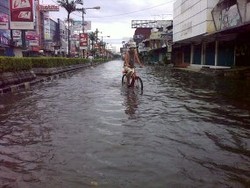 Jalanan di Semarang Mirip Sungai, Lalu Lintas Semrawut