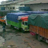 Tangki Air Kapal Bocor, Puluhan Truk Antre di Pelabuhan Jamrud