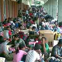 Cuaca Tak Menentu, Penumpang Kapal Tetap Membludak