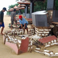 Infrastruktur Wisata Lombang Hancur Diterjang Ombak