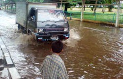 Jl Yos Sudarso Tergenang, Lalu Lintas Merayap 7 Km